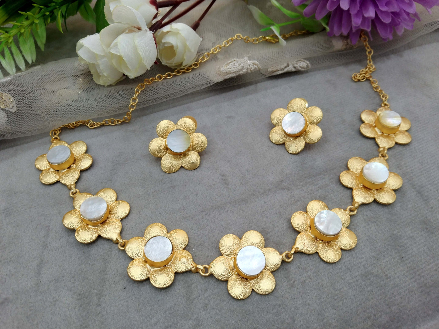 Gold off white western style uncut stone Necklace Set /Indian Necklace Set/ Indian sumu Jewellery