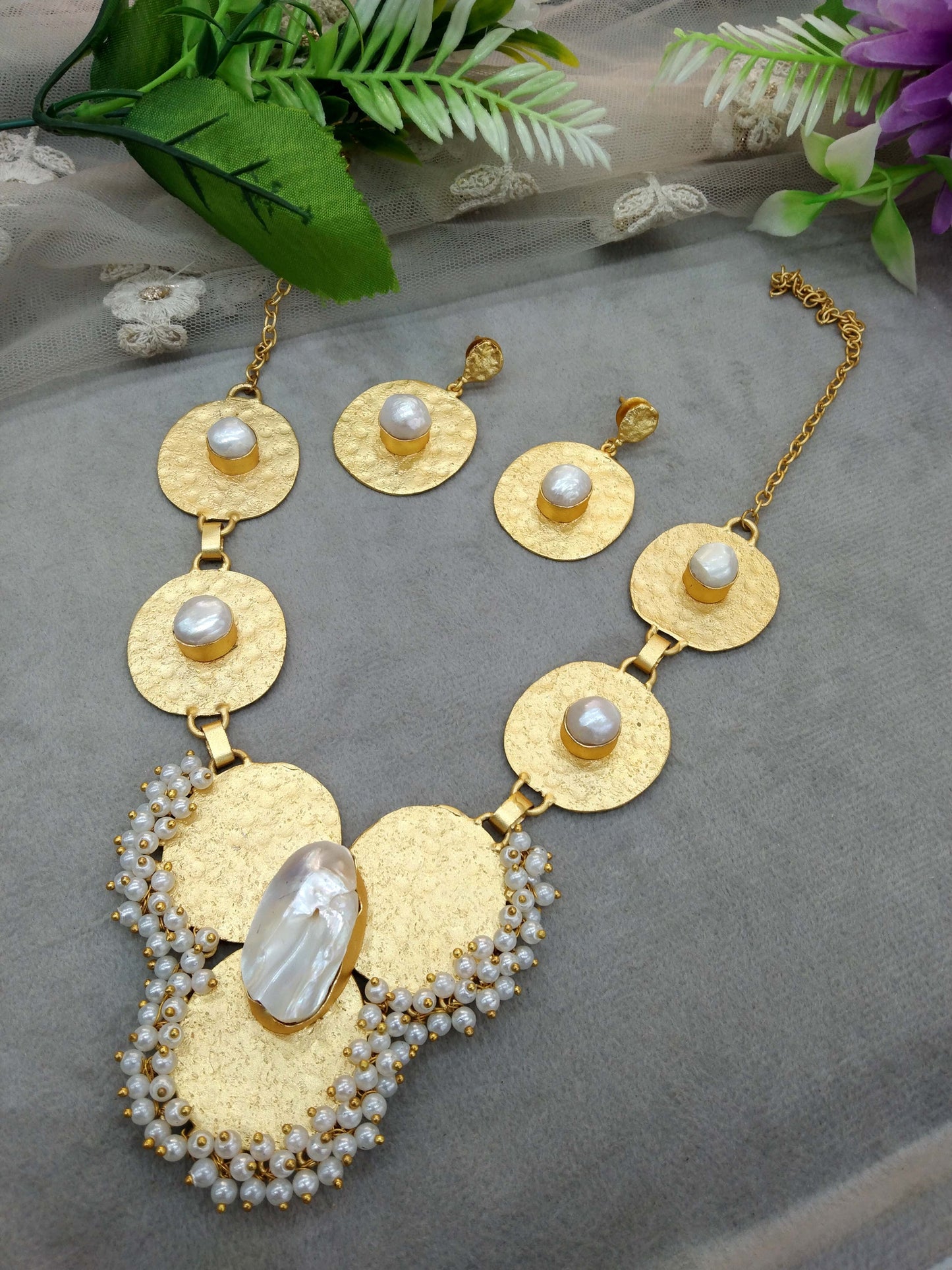 Gold Off white western style uncut stone Necklace Set /Indian Necklace Set/ Indian sumu Jewellery